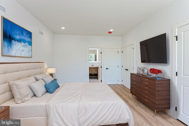 bedroom with visible vents, recessed lighting, light wood finished floors, and connected bathroom