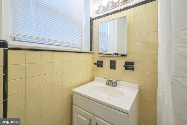 2426 S Chadwick St, Philadelphia, PA 19145 - bathroom featuring tile walls and vanity