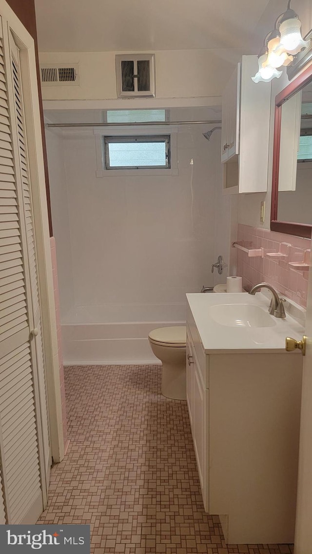807 Riverside Dr, Pasadena, MD 21122 - bathroom featuring toilet, a closet, vanity, shower / bath combination, and tasteful backsplash
