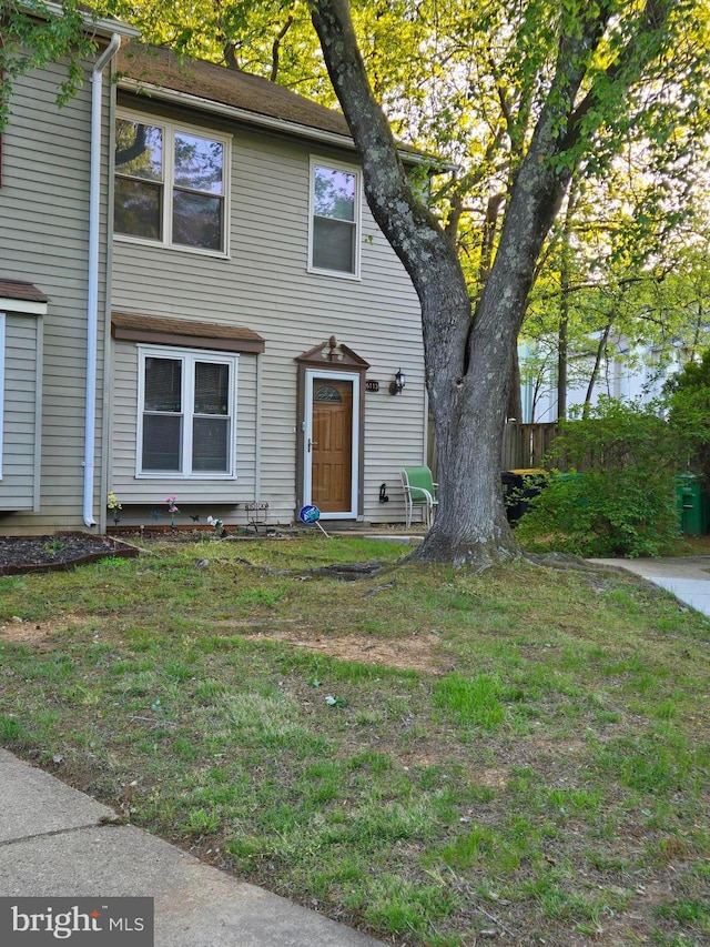 view of front of house with a front lawn