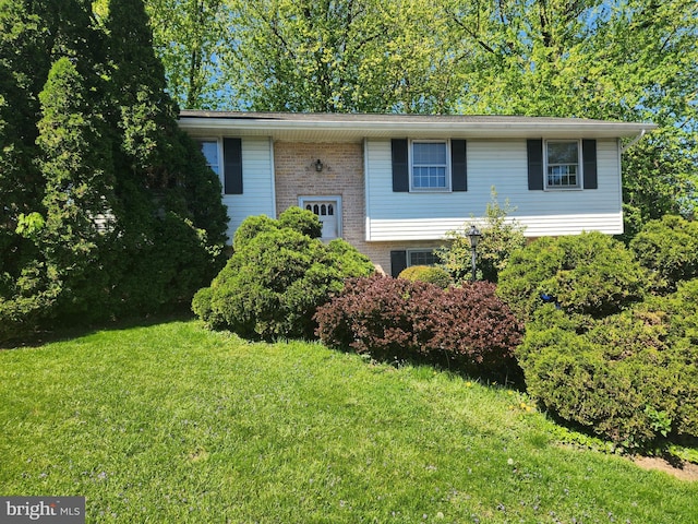 12 Circle View Dr, Leola, PA 17540 - raised ranch featuring brick siding and a front lawn