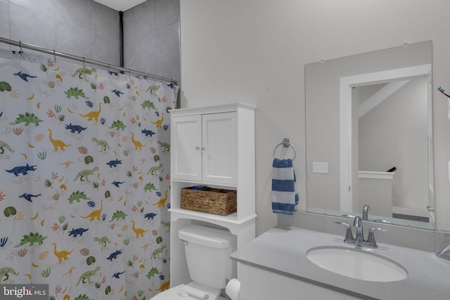 full bath with vanity, toilet, and a shower with curtain