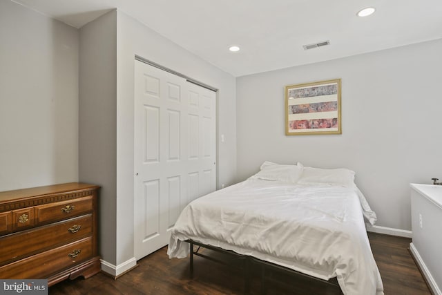 bedroom with recessed lighting, baseboards, visible vents, and dark wood-type flooring