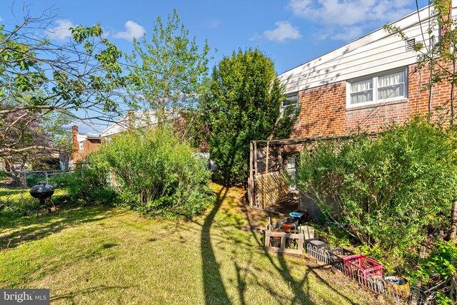 view of yard featuring fence