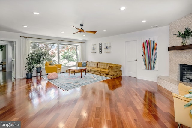 living area featuring a ceiling fan, recessed lighting, wood finished floors, and visible vents