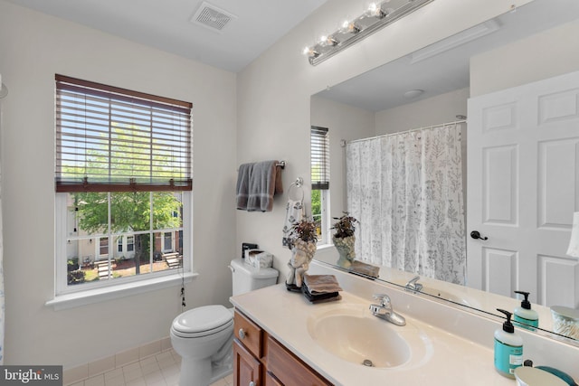 full bathroom with visible vents, vanity, toilet, baseboards, and a shower with shower curtain