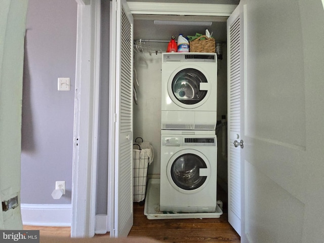2636 N Calvert St N, Baltimore, MD 21218 - laundry area featuring stacked washing machine and dryer and wood finished floors
