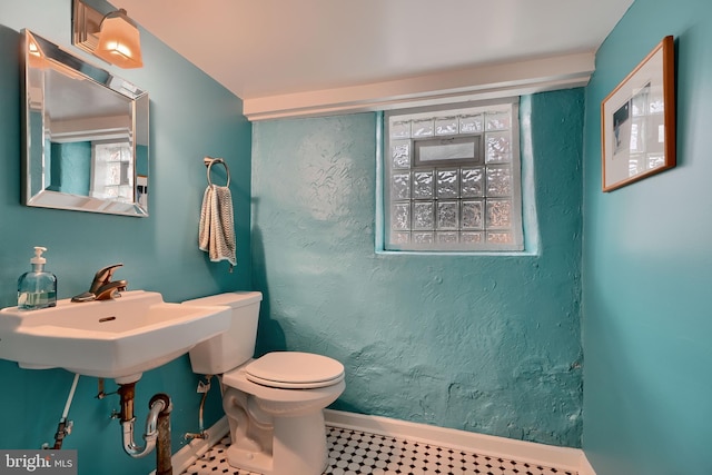 2636 N Calvert St N, Baltimore, MD 21218 - bathroom featuring baseboards and toilet