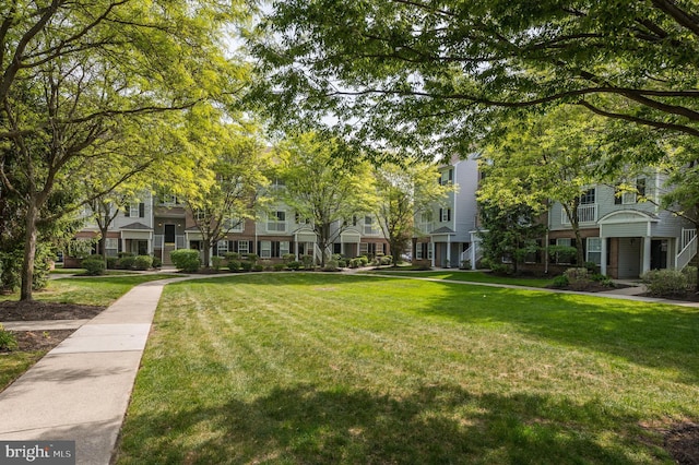 view of front of home featuring a front lawn