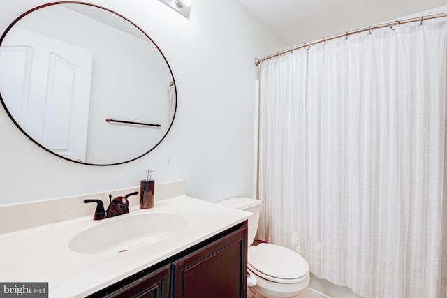 full bath with vanity, curtained shower, and toilet