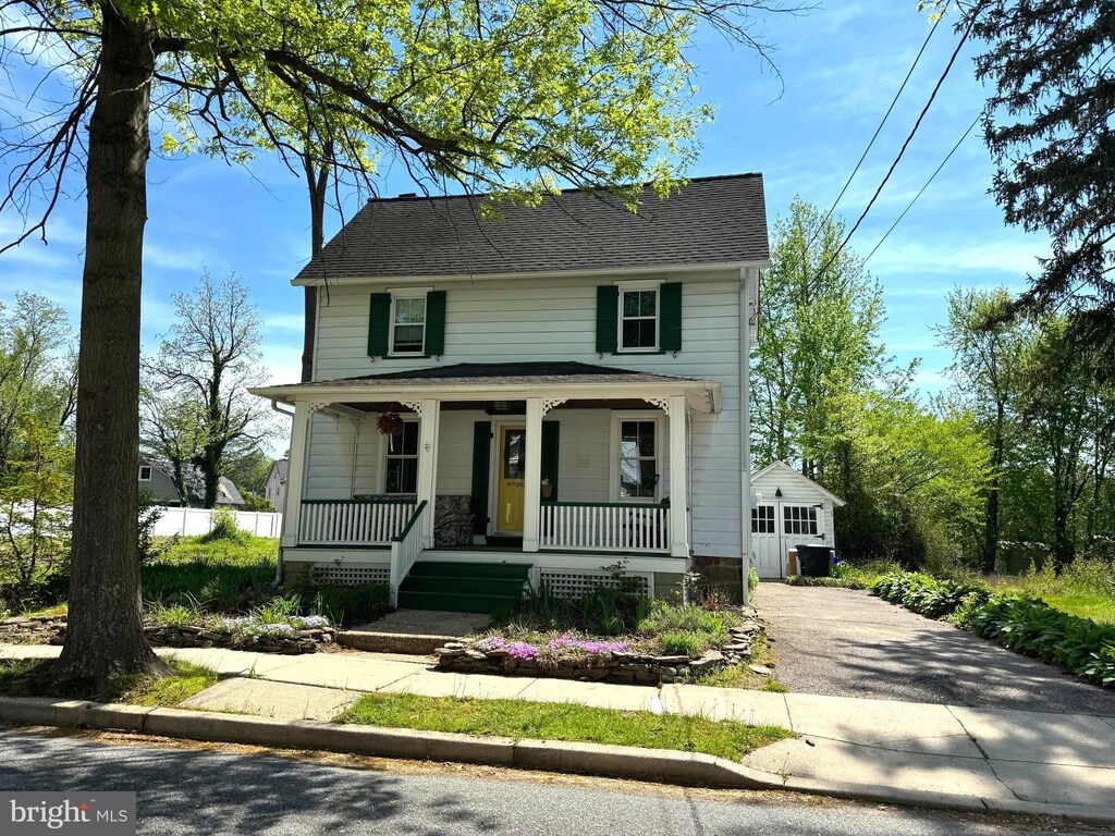 view of front of property with covered porch