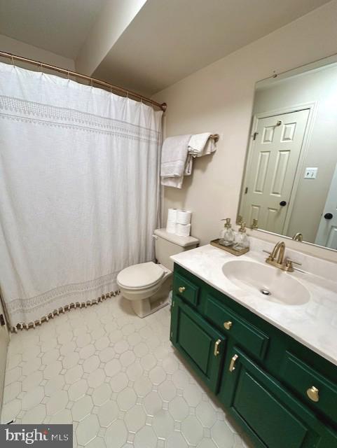full bath with vanity, tile patterned floors, toilet, and curtained shower