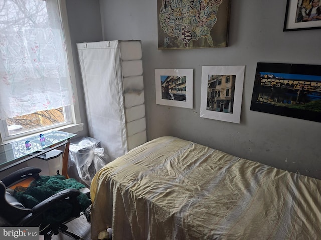 933 Bennett Pl, Baltimore, MD 21223 - bedroom featuring an office area
