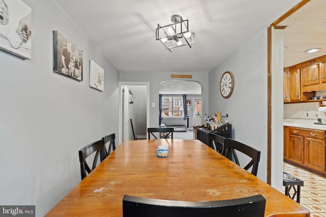 dining room featuring arched walkways