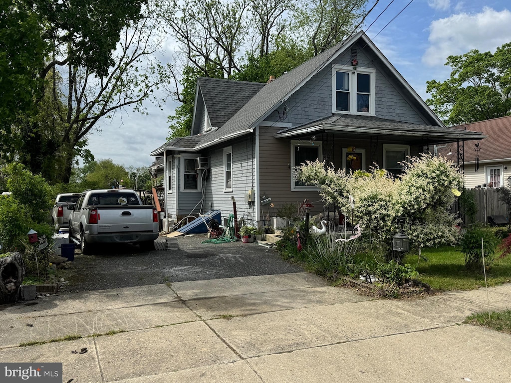 bungalow with roof with shingles and driveway