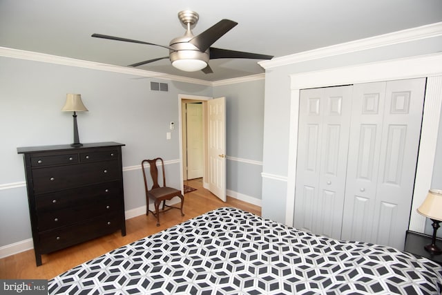 bedroom featuring visible vents, light wood-style floors, and a closet