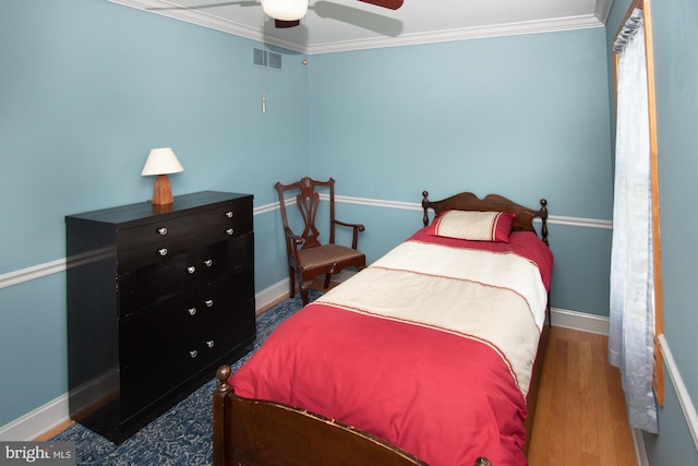 bedroom featuring visible vents, baseboards, crown molding, and ceiling fan