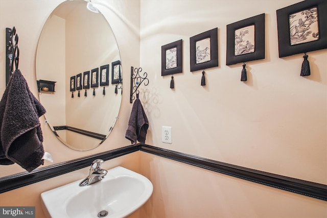 bathroom featuring a sink