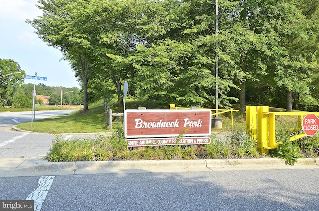 view of community / neighborhood sign