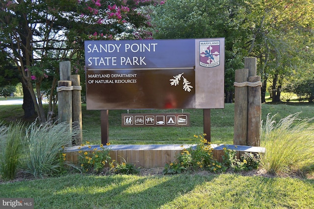 community sign with a lawn