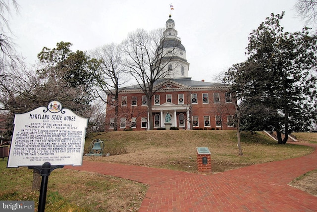 view of front of home featuring a front lawn
