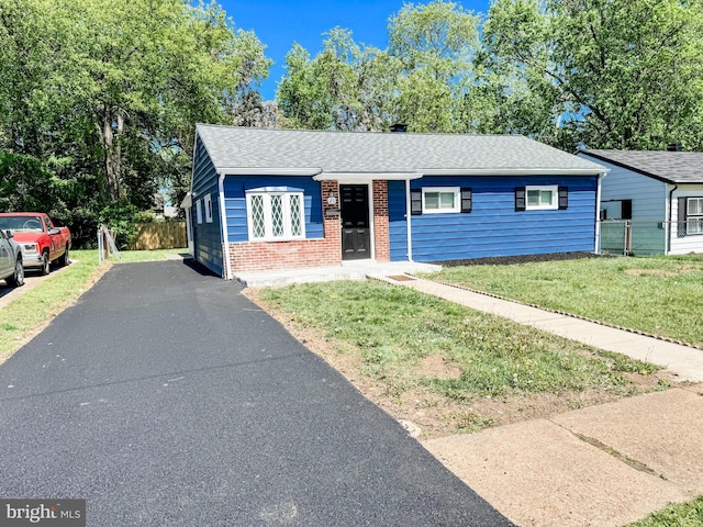 21 Onaway Pl, New Castle, DE 19720 - view of front of house featuring brick siding, driveway, fence, and a front lawn