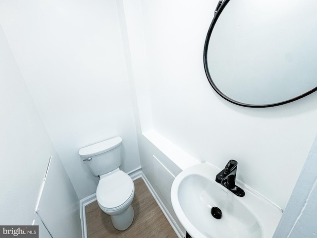 21 Onaway Pl, New Castle, DE 19720 - bathroom featuring baseboards, a sink, wood finished floors, and toilet