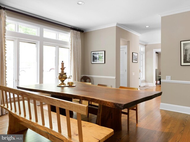 dining area with recessed lighting, baseboards, ornamental molding, and light wood-style flooring