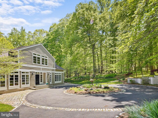 view of front facade featuring curved driveway
