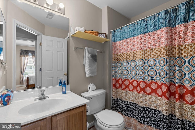 full bath with toilet, a shower with curtain, visible vents, and vanity
