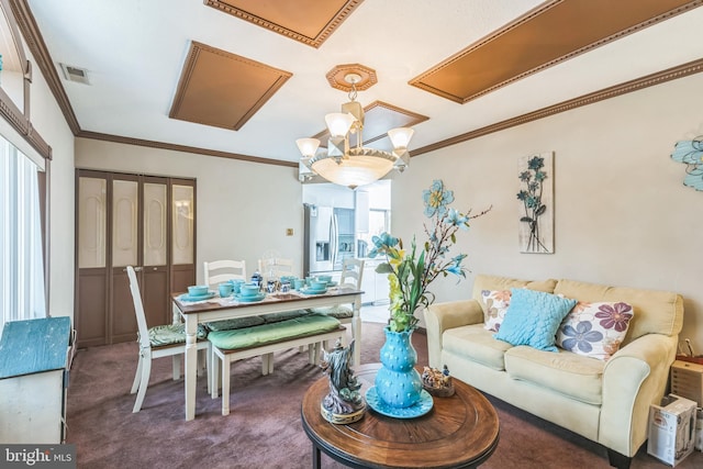 living room featuring crown molding, a notable chandelier, carpet flooring, and visible vents