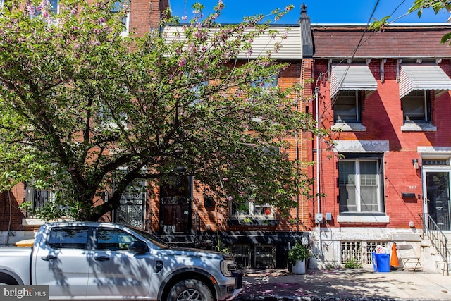 2325 W Thompson St, Philadelphia, PA 19121 - view of front facade featuring brick siding and washer / clothes dryer