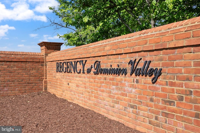 view of community / neighborhood sign