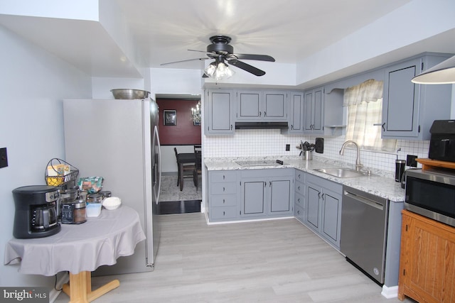 kitchen with stainless steel appliances, a ceiling fan, a sink, and gray cabinets