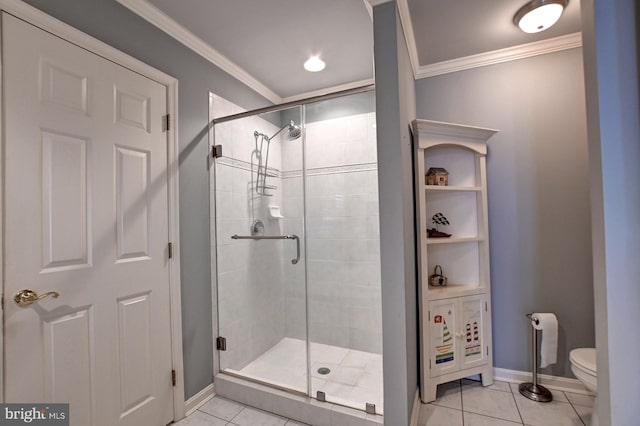 bathroom featuring baseboards, crown molding, toilet, and a shower stall