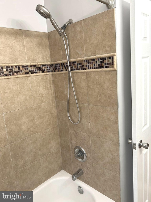 371 Chaplin St SE, Washington, DC 20019 - detailed view of bathing tub / shower combination