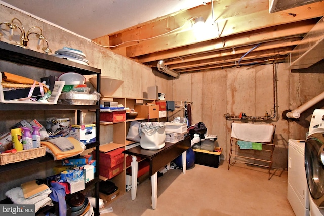 storage area with a sink and washer and dryer