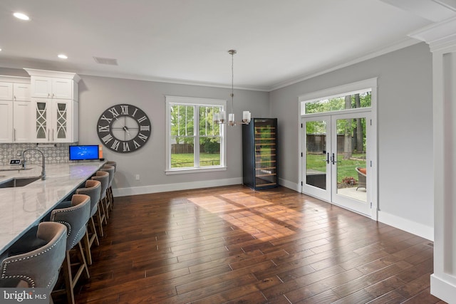 dining area featuring ornamental molding, recessed lighting, baseboards, visible vents, and dark wood-style floors
