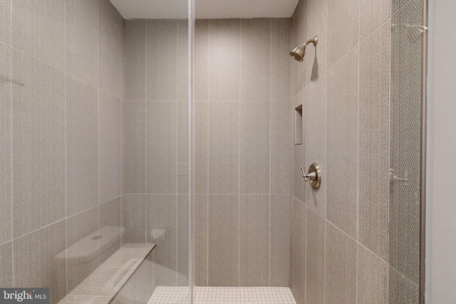 full bathroom featuring tiled shower