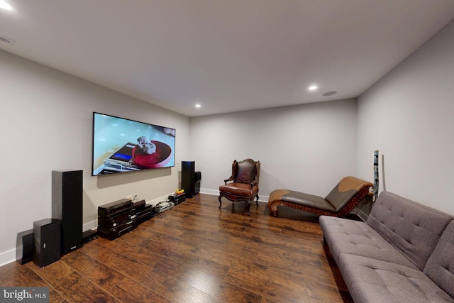 living area featuring wood finished floors, baseboards, visible vents, and recessed lighting