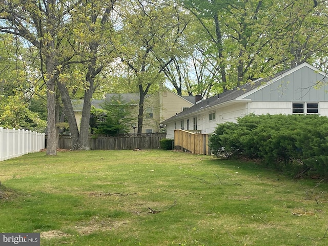 view of yard featuring fence
