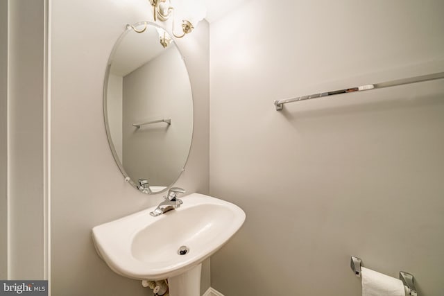 bathroom featuring a sink