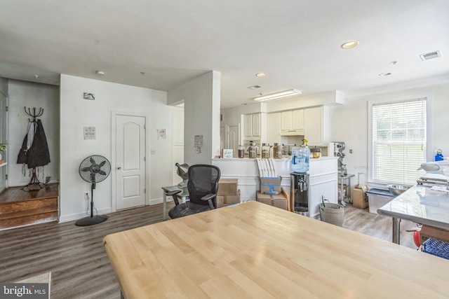 living area with visible vents, recessed lighting, and wood finished floors