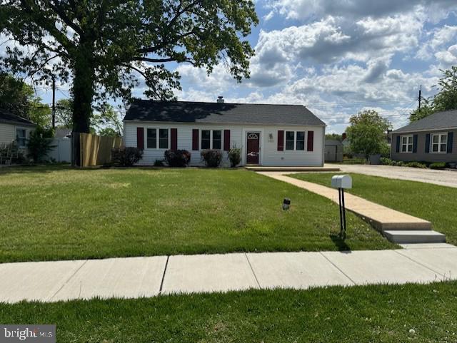 view of front of home with fence and a front yard