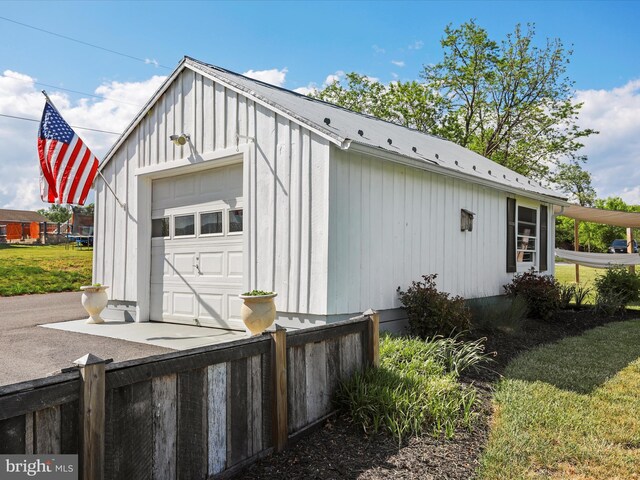 1691 Wakeman Mill Rd, Front Royal, VA 22630 - view of side of home featuring an outdoor structure, a garage, and fence