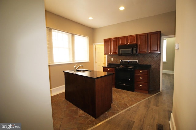 kitchen featuring tasteful backsplash, black appliances, recessed lighting, baseboards, and dark countertops