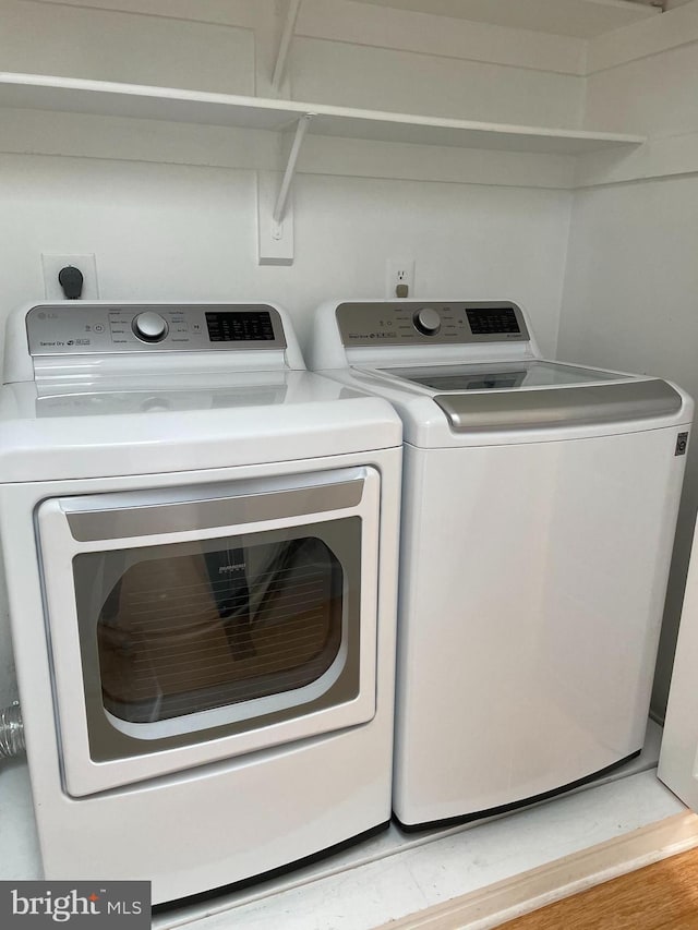 5849 Colfax Ave, Alexandria, VA 22311 - laundry area featuring independent washer and dryer