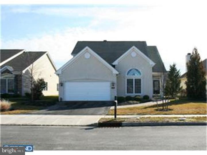 view of front of house with driveway and a garage