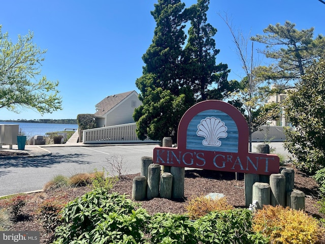 community sign featuring a water view