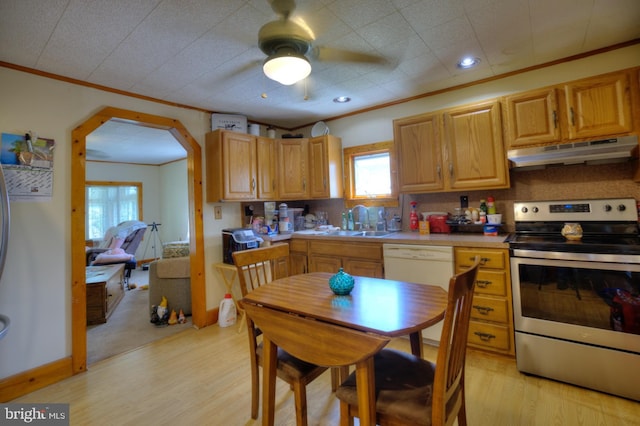 kitchen with ornamental molding, under cabinet range hood, stainless steel electric stove, a sink, and light wood-style flooring